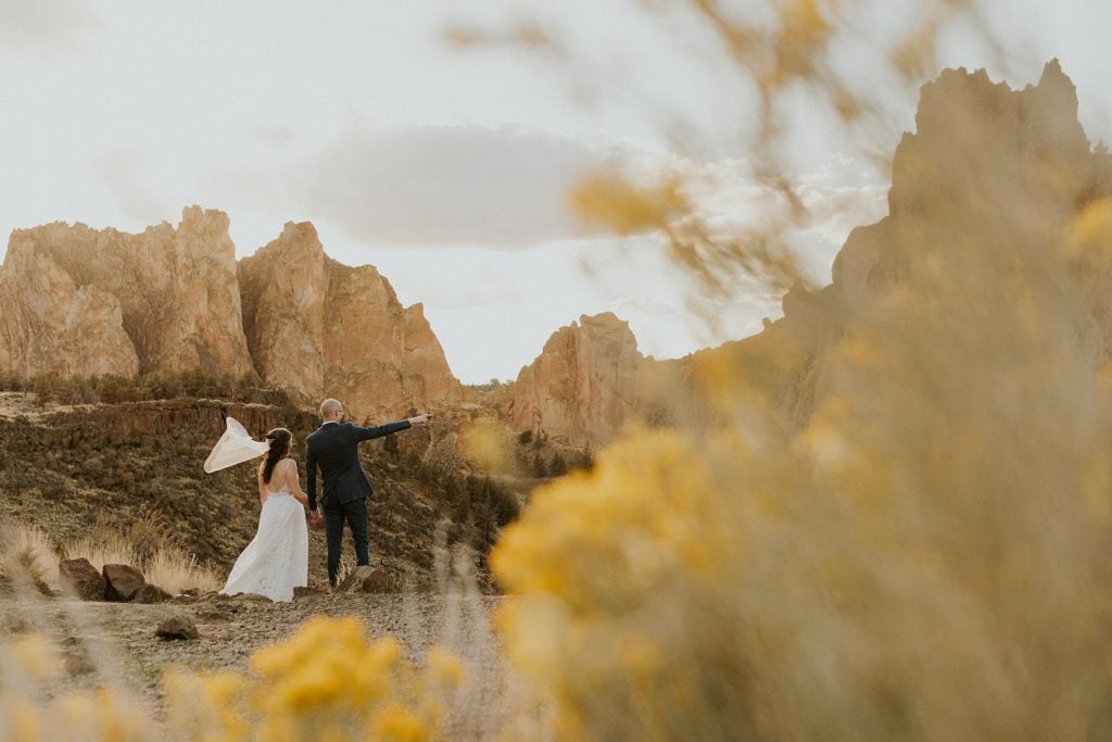 bride and groom at smith rock state park