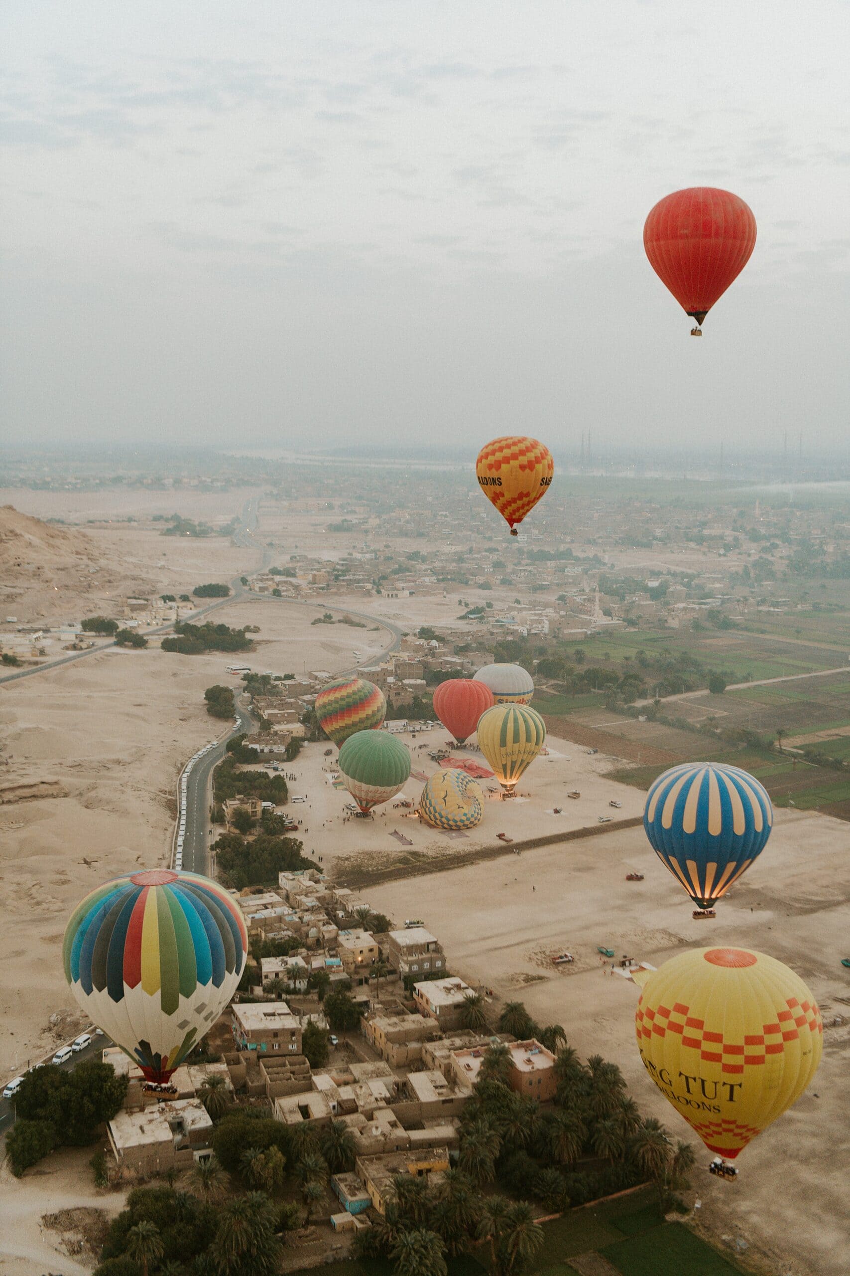 hot air ballons luxor landscape