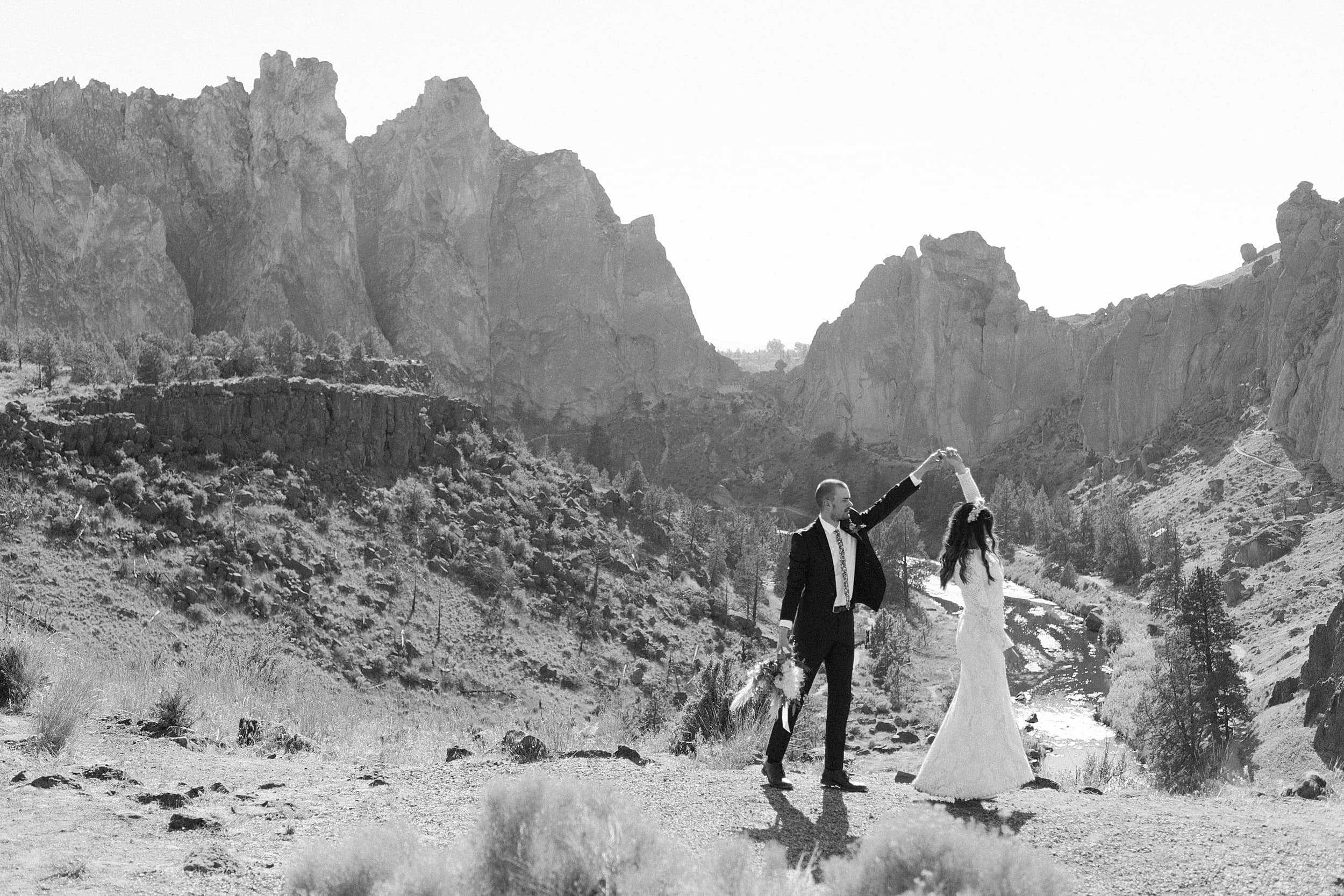 bride and groom dancing smith rock state park landscape
