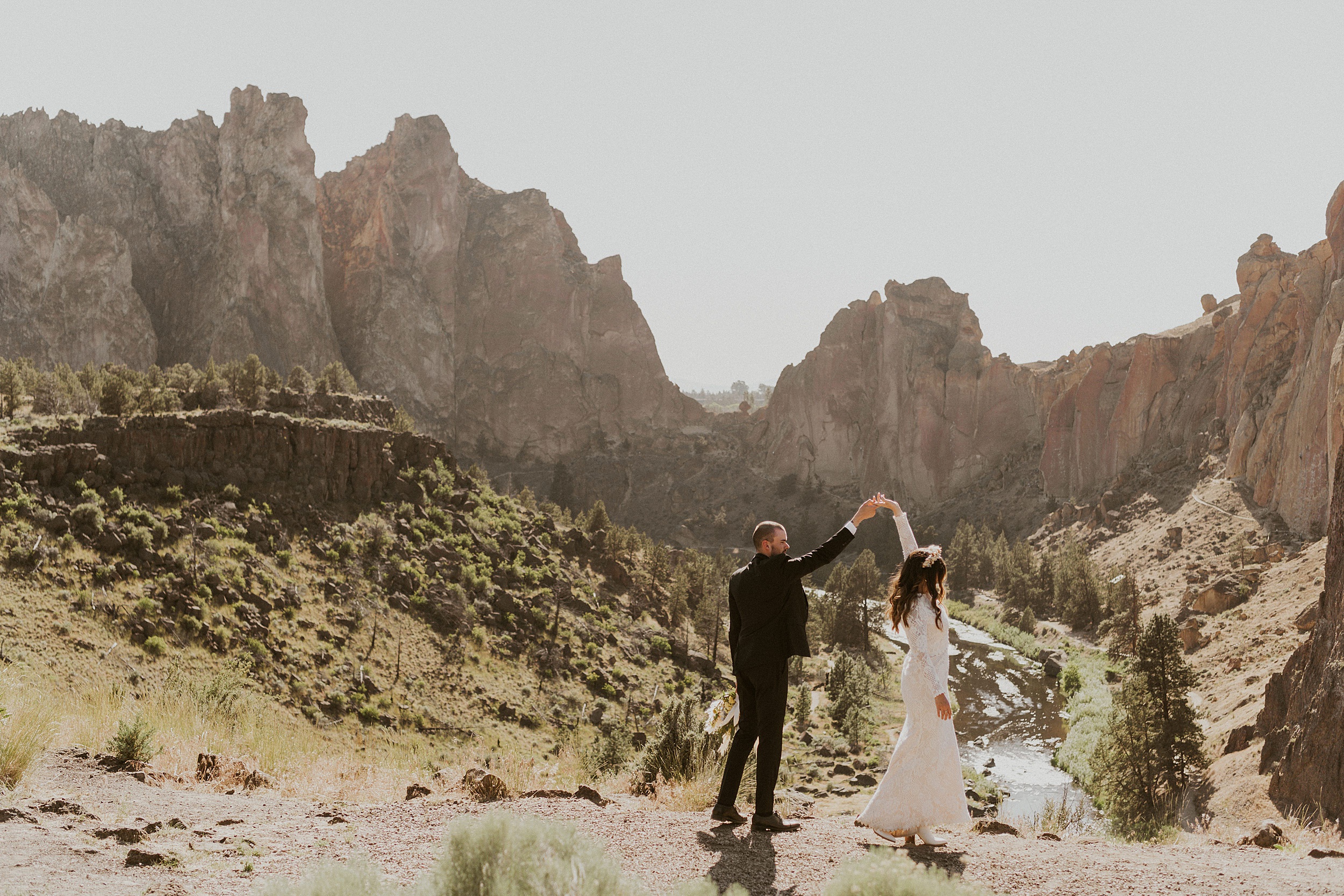 couple dancing at smith rock