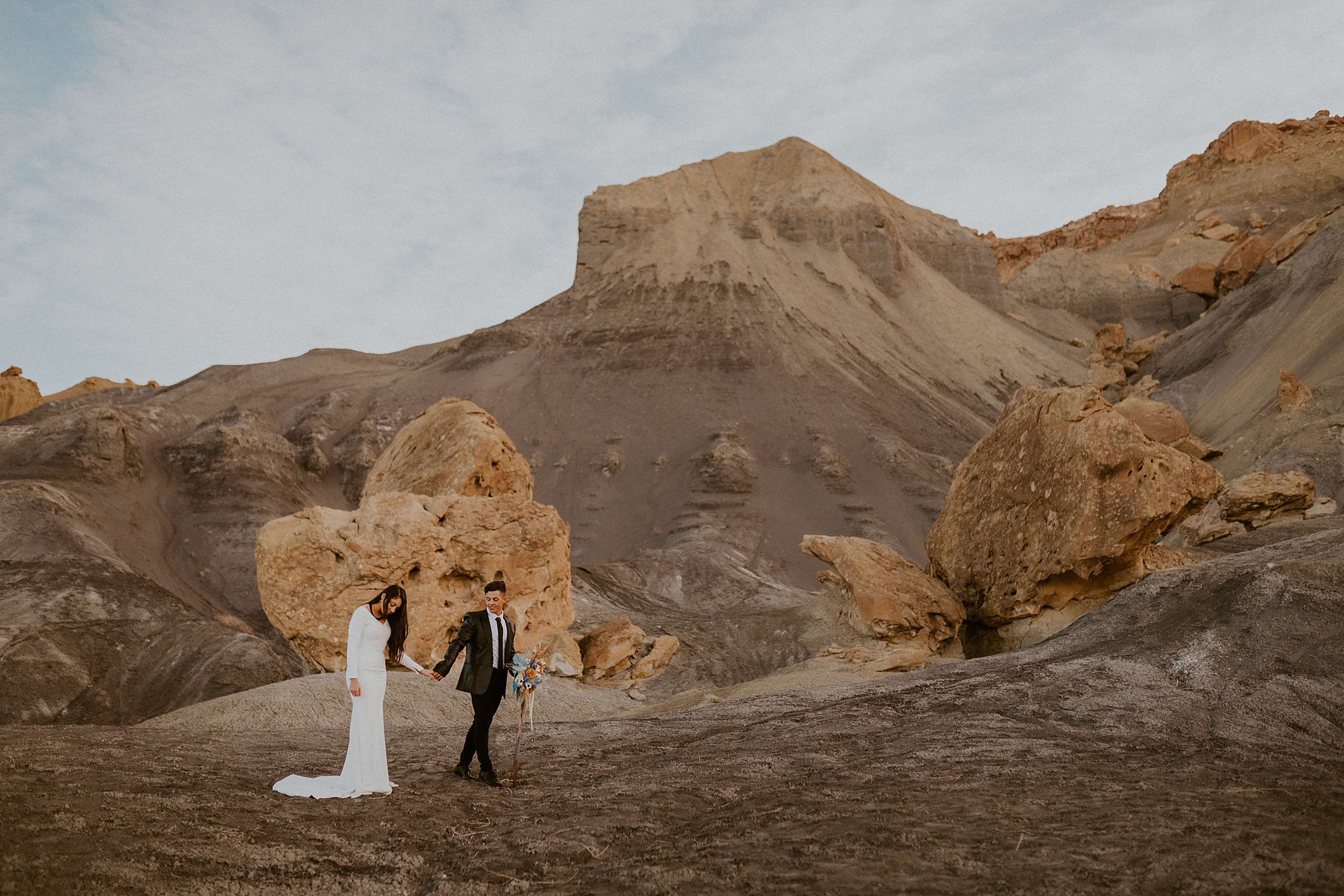 bride and groom in death valley national park